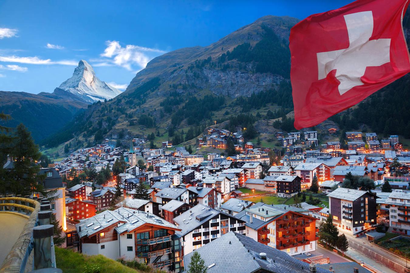 Zermatt (Suiza): Zermatt es sin duda el pueblo más remoto de los Alpes Suizos. Un lugar de gran belleza que encontrarás en medio de las montañas a los pies del Cervino o Matterhorn (la montaña más famosa de estos Alpes Suizos y un referente mundial del alpinismo). Zermatt también es conocido por tener una de las mejores pistas de esquí de Europa, cuyas cimas de pistas llegan hasta los 3.820 m en invierno y los 3.899 m en verano. Además de su entorno montañoso, Zermatt ofrece mucho más, de hecho caminar por su casco antiguo, sus calles con casas de madera o descubrir su historia desde mediados del siglo XIX, son otros de los tesoros que esconde este pueblo de los Alpes.