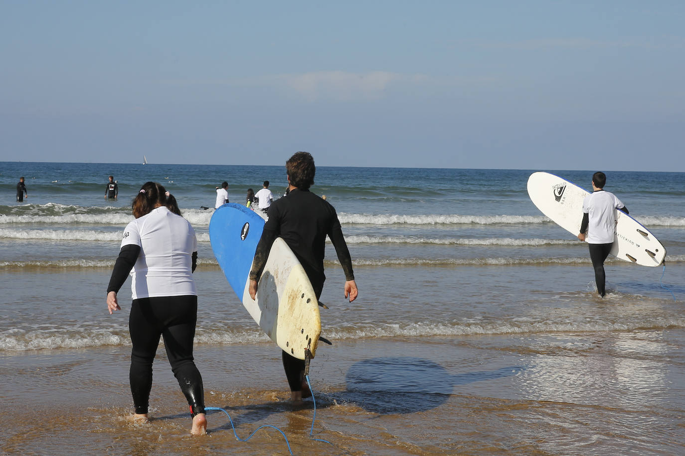 Una veintena de jóvenes con necesidades especiales han disfrutado este domingo de una colase de surf en el agua de la playa de San Lorenzo. La actividad, dedicada a miebros de la asociación Alarde y denominada 'Surf for Tomorrow', ha sido organizada por EdP y ha contado con la colaboración de la Escuela SkoolSurf. 