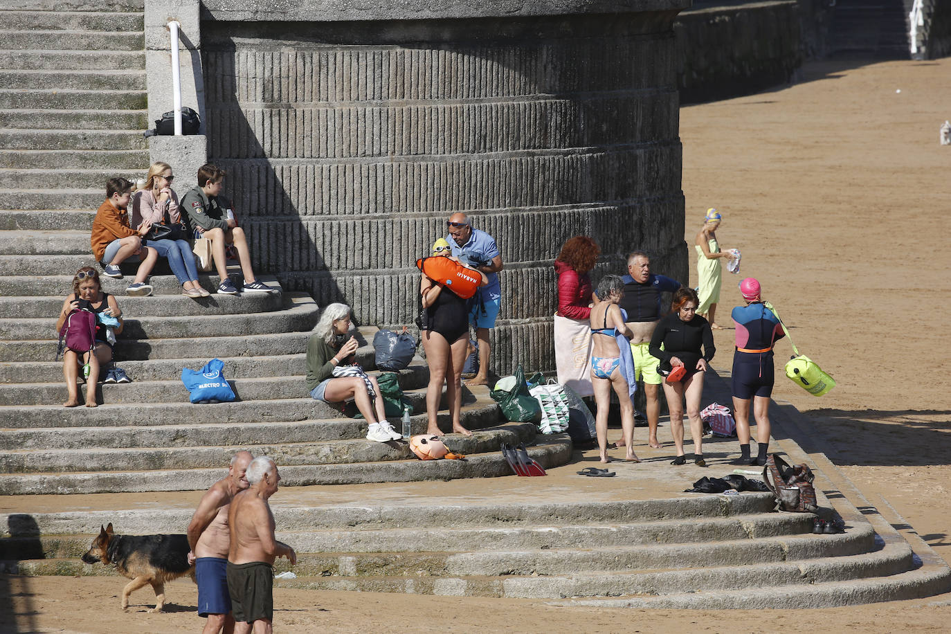 Aprovecharse hasta el último resquicio de sol y disfrutar del fin de las restricciones. Estas fueron las claves para que miles de asturianos y turistas disfrutaran de playas, rutas, terrazas y rincones turísticos. Asturias roza el lleno.