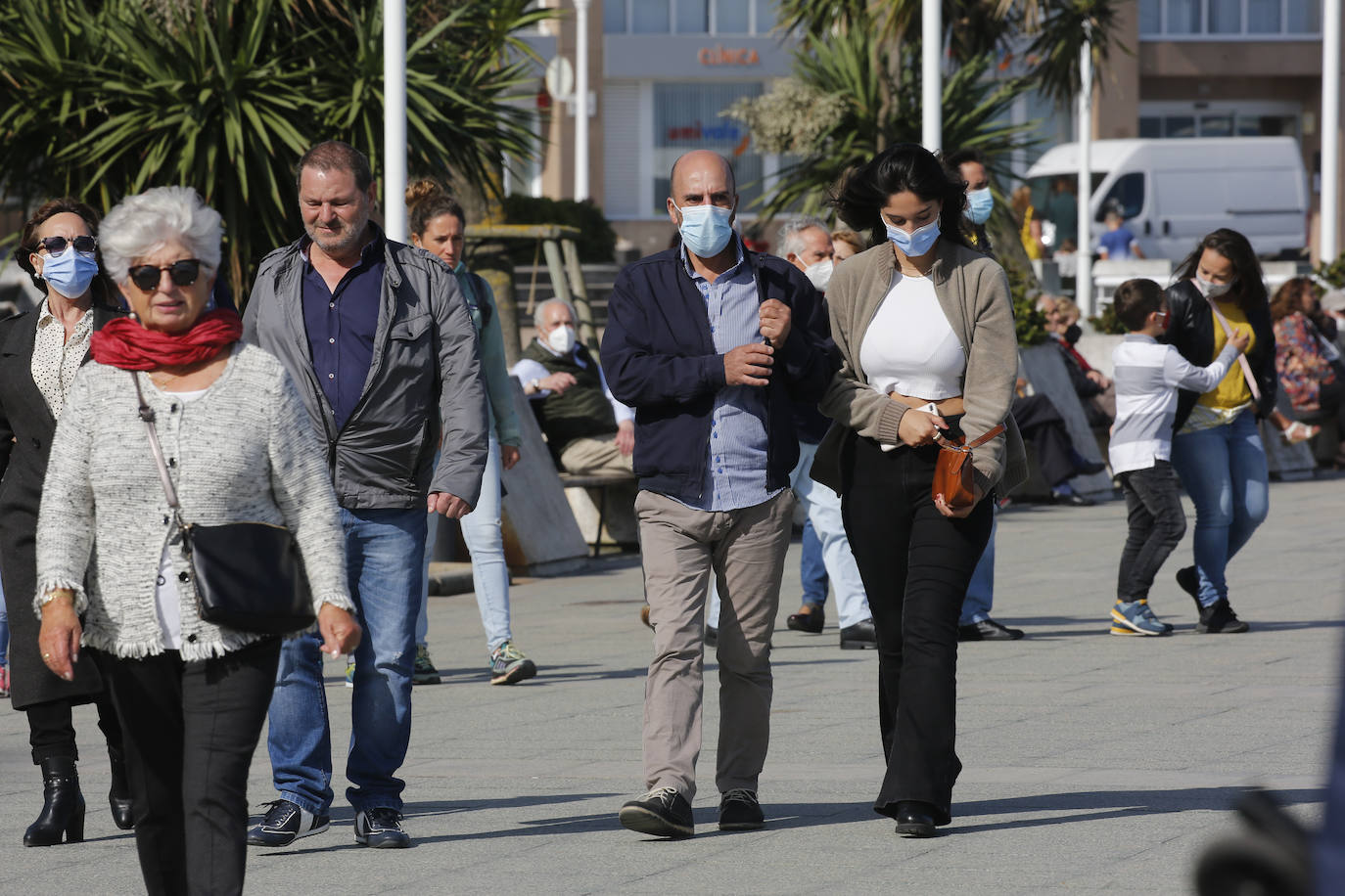 Aprovecharse hasta el último resquicio de sol y disfrutar del fin de las restricciones. Estas fueron las claves para que miles de asturianos y turistas disfrutaran de playas, rutas, terrazas y rincones turísticos. Asturias roza el lleno.