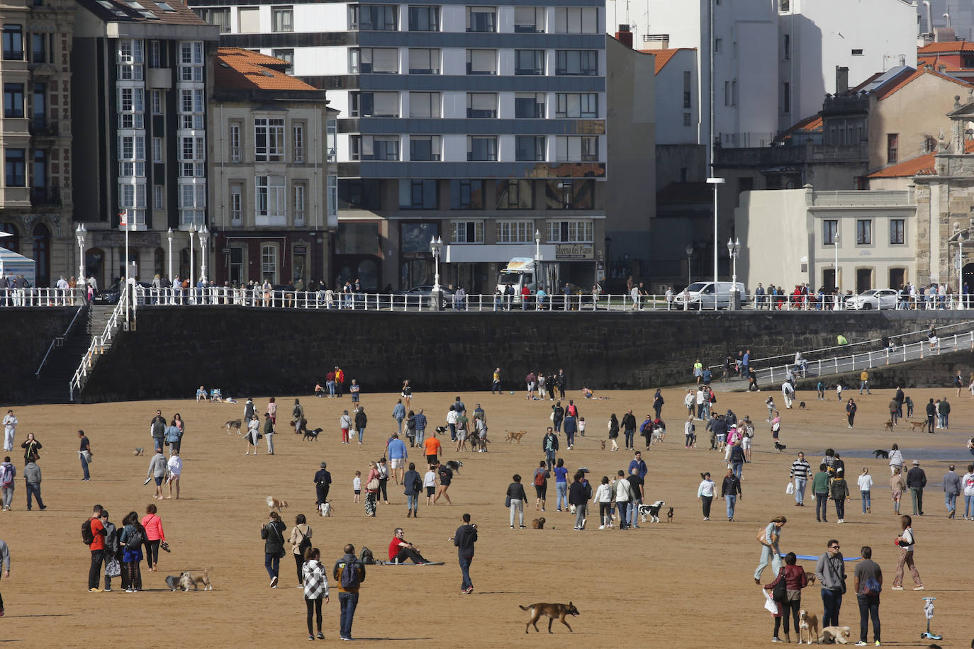 Aprovecharse hasta el último resquicio de sol y disfrutar del fin de las restricciones. Estas fueron las claves para que miles de asturianos y turistas disfrutaran de playas, rutas, terrazas y rincones turísticos. Asturias roza el lleno.