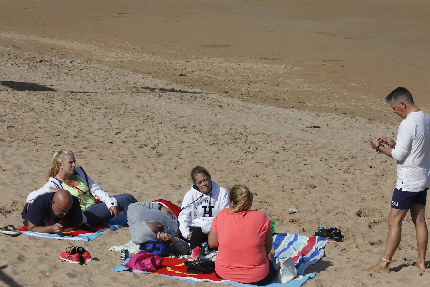 Aprovecharse hasta el último resquicio de sol y disfrutar del fin de las restricciones. Estas fueron las claves para que miles de asturianos y turistas disfrutaran de playas, rutas, terrazas y rincones turísticos. Asturias roza el lleno.