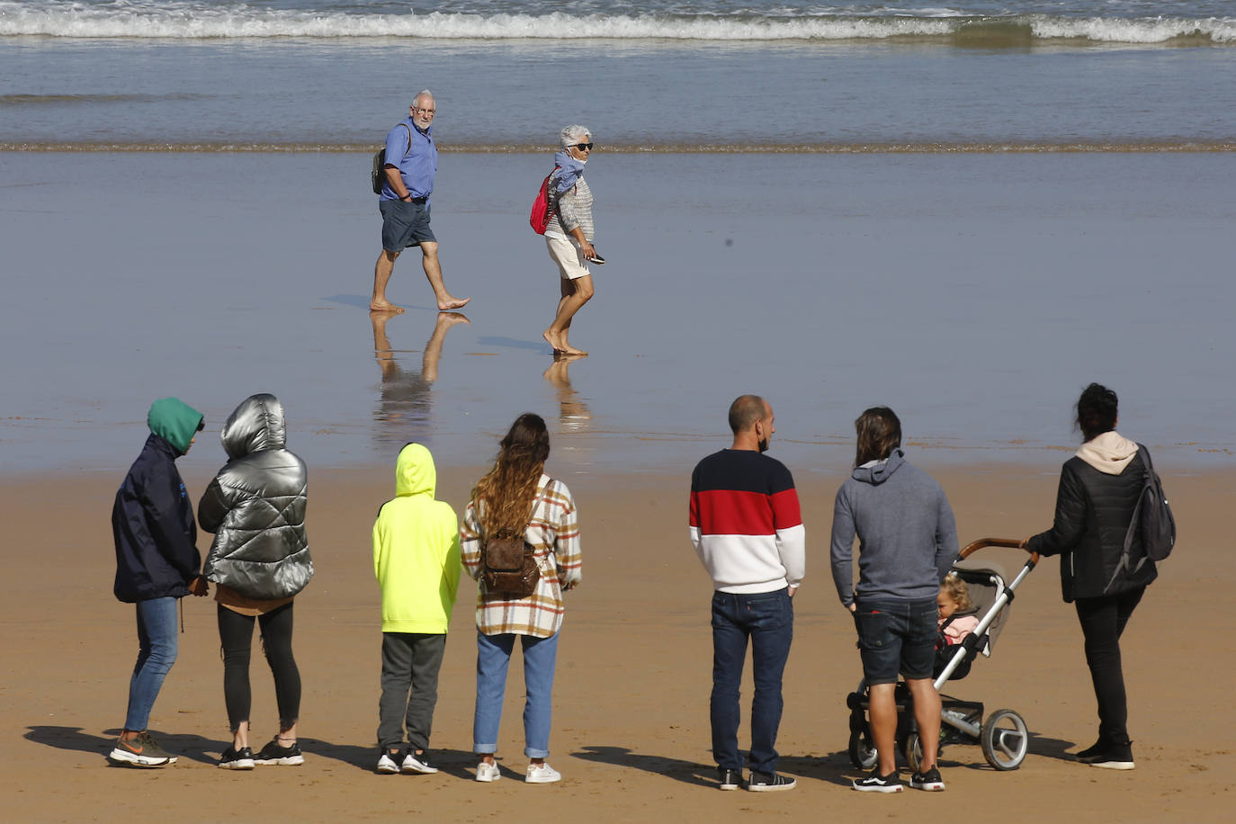 Aprovecharse hasta el último resquicio de sol y disfrutar del fin de las restricciones. Estas fueron las claves para que miles de asturianos y turistas disfrutaran de playas, rutas, terrazas y rincones turísticos. Asturias roza el lleno.