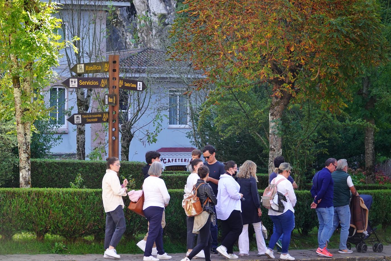 Aprovecharse hasta el último resquicio de sol y disfrutar del fin de las restricciones. Estas fueron las claves para que miles de asturianos y turistas disfrutaran de playas, rutas, terrazas y rincones turísticos. Asturias roza el lleno.
