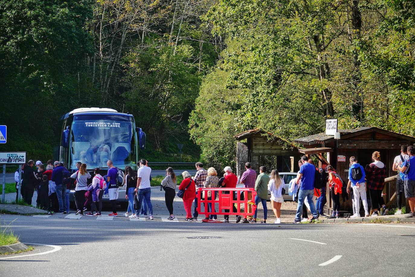 Aprovecharse hasta el último resquicio de sol y disfrutar del fin de las restricciones. Estas fueron las claves para que miles de asturianos y turistas disfrutaran de playas, rutas, terrazas y rincones turísticos. Asturias roza el lleno.