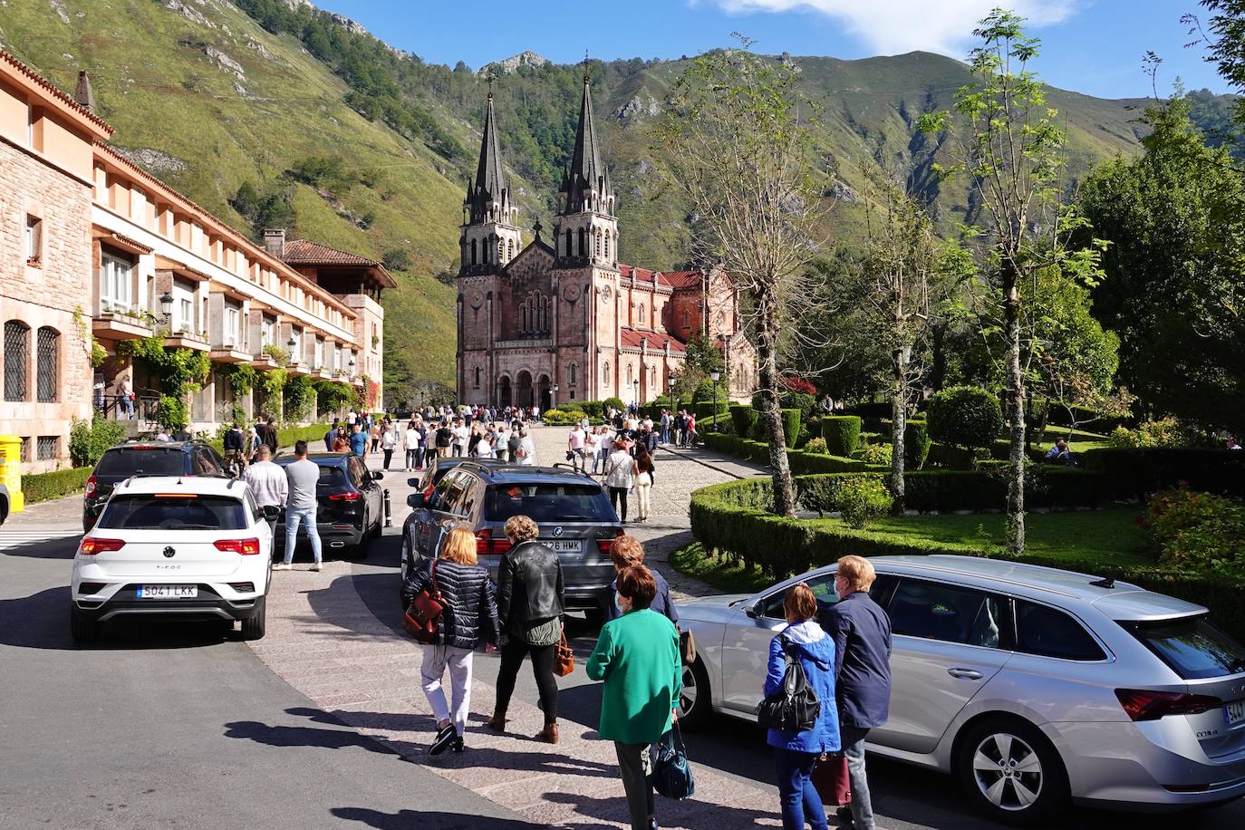 Aprovecharse hasta el último resquicio de sol y disfrutar del fin de las restricciones. Estas fueron las claves para que miles de asturianos y turistas disfrutaran de playas, rutas, terrazas y rincones turísticos. Asturias roza el lleno.