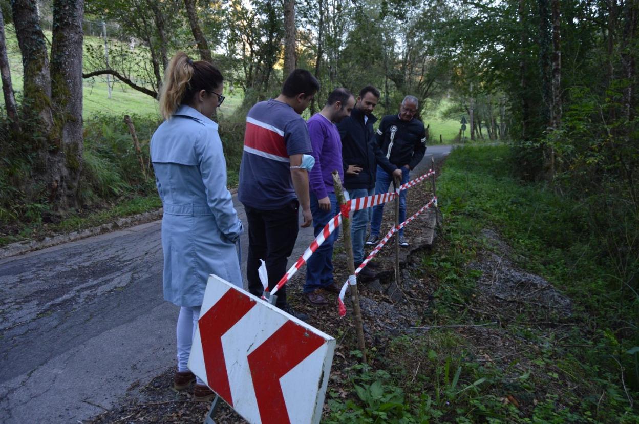 Los populares en su recorrido por la AS-333. 