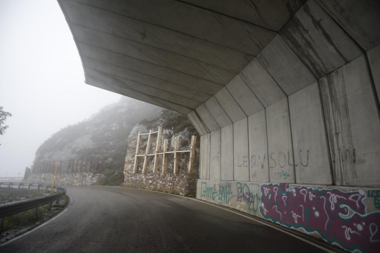 La plataforma alerta de las rocas que amenazan con caer sobre la carretera de San Isidro. 