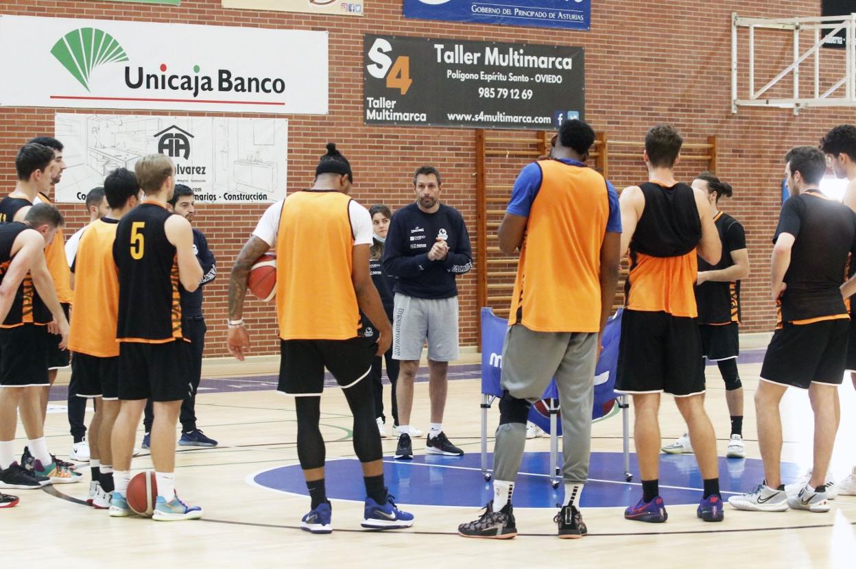 El técnico Natxo Lezkano da indicaciones a sus jugadores durante el entrenamiento de ayer en Pumarín. 