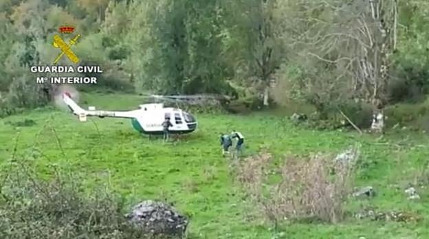 Los agentes acompañan a uno de los jóvenes hasta el helicóptero ayer por la mañana. 