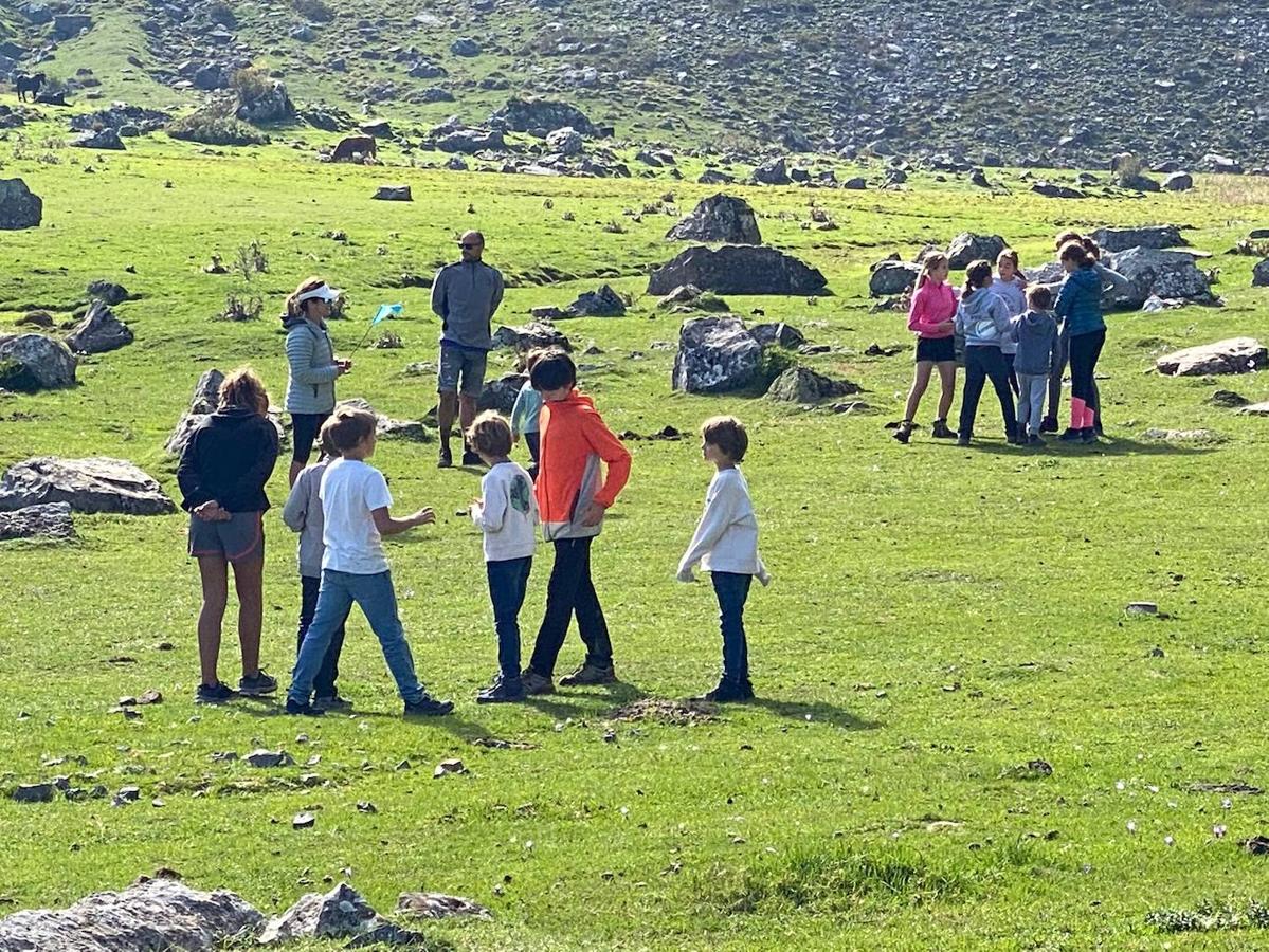 Fotos: Así preparan los niños del club SCEM de Pajares la temporada de esquí