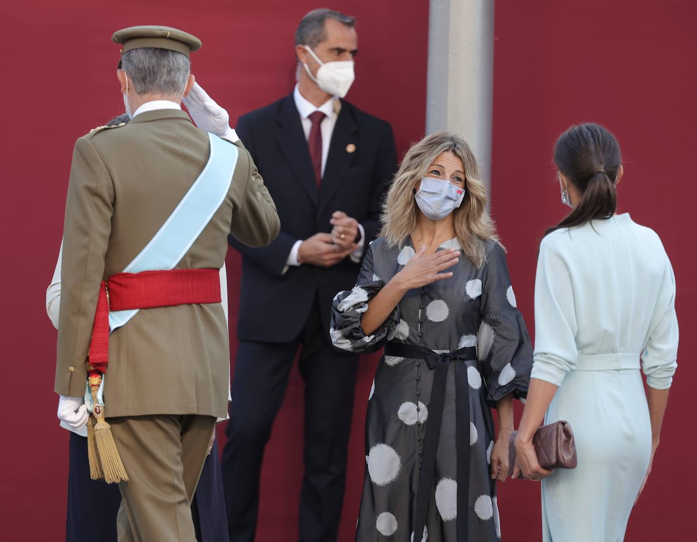 Los Reyes y la infanta Sofía han presidido el desfile militar del 12 de octubre, al que han asistido también el presidente del Gobierno, Pedro Sánchez, los miembros del Consejo de Ministros y la mayoría de los presidentes autonómicos, entre ellos, el de Asturias, Adrián Barbón.