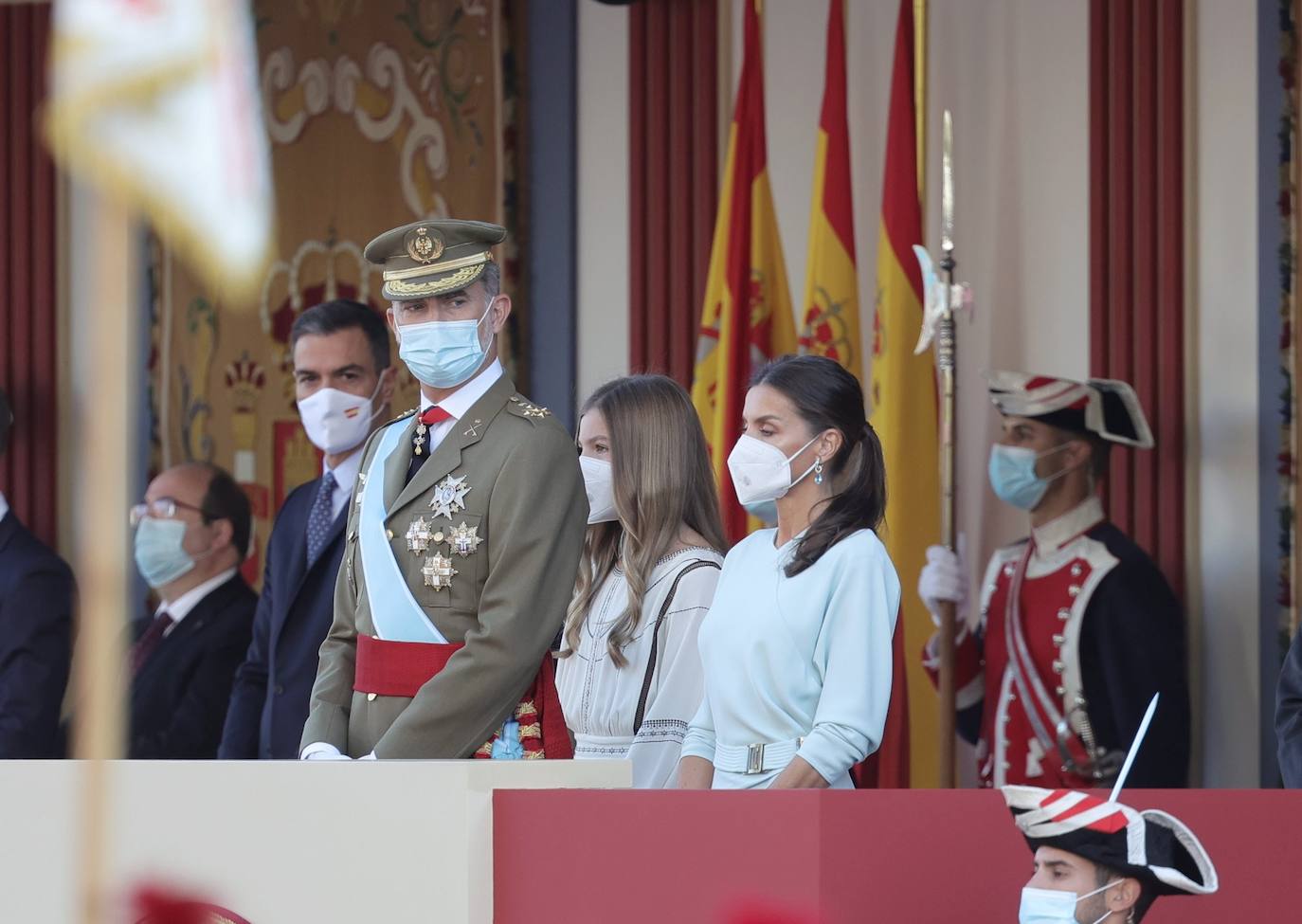 Los Reyes y la infanta Sofía han presidido el desfile militar del 12 de octubre, al que han asistido también el presidente del Gobierno, Pedro Sánchez, los miembros del Consejo de Ministros y la mayoría de los presidentes autonómicos, entre ellos, el de Asturias, Adrián Barbón.