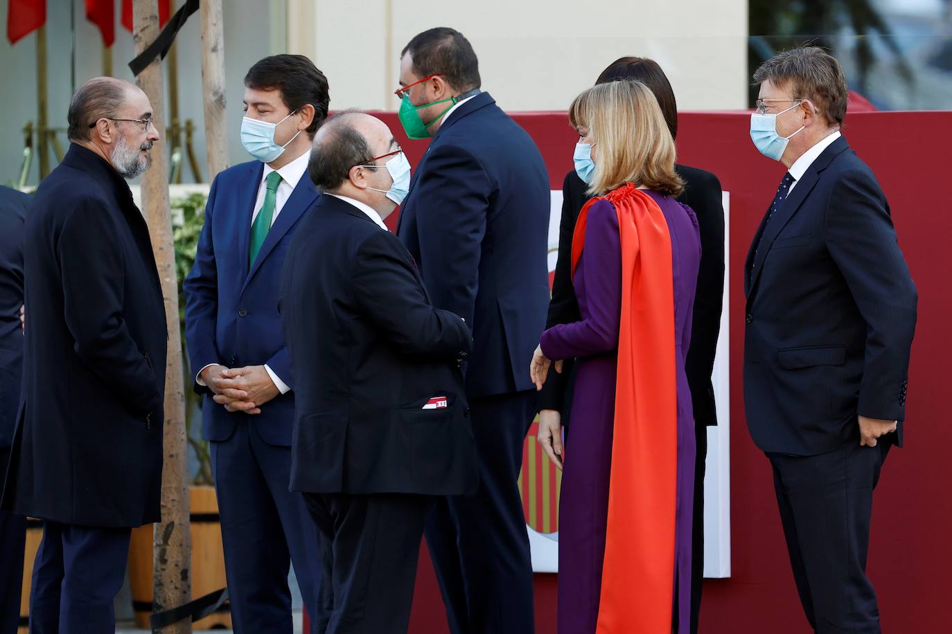 Los Reyes y la infanta Sofía han presidido el desfile militar del 12 de octubre, al que han asistido también el presidente del Gobierno, Pedro Sánchez, los miembros del Consejo de Ministros y la mayoría de los presidentes autonómicos, entre ellos, el de Asturias, Adrián Barbón.