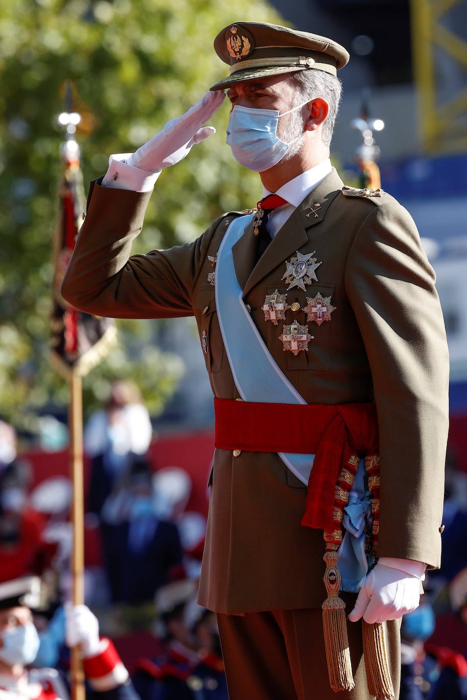 Los Reyes y la infanta Sofía han presidido el desfile militar del 12 de octubre, al que han asistido también el presidente del Gobierno, Pedro Sánchez, los miembros del Consejo de Ministros y la mayoría de los presidentes autonómicos, entre ellos, el de Asturias, Adrián Barbón.