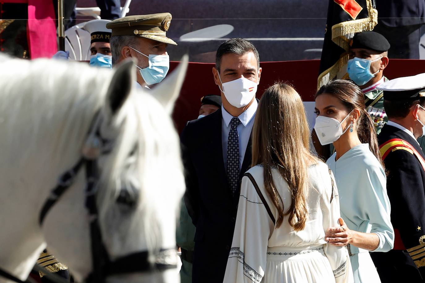 Los Reyes y la infanta Sofía han presidido el desfile militar del 12 de octubre, al que han asistido también el presidente del Gobierno, Pedro Sánchez, los miembros del Consejo de Ministros y la mayoría de los presidentes autonómicos, entre ellos, el de Asturias, Adrián Barbón.