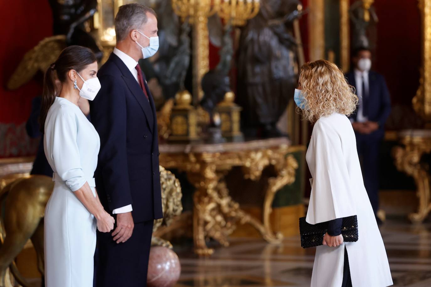 El Palacio Real de Madrid ha acogido la tradicional recepción que los Reyes ofrecen con motivo de la Fiesta Nacional y que el año pasado tuvo que suspenderse por la covid. Esta vez, el número inferior de invitados ha sido menor al habitual, unos 200, y ha sido imprescindible prescindir de bebidas y llevar la mascarilla para cumplir con las normas vigentes.