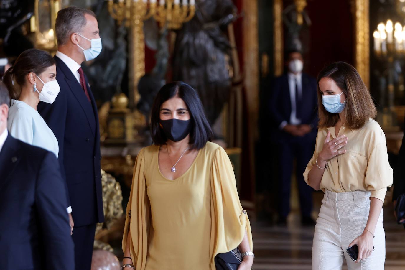 El Palacio Real de Madrid ha acogido la tradicional recepción que los Reyes ofrecen con motivo de la Fiesta Nacional y que el año pasado tuvo que suspenderse por la covid. Esta vez, el número inferior de invitados ha sido menor al habitual, unos 200, y ha sido imprescindible prescindir de bebidas y llevar la mascarilla para cumplir con las normas vigentes.