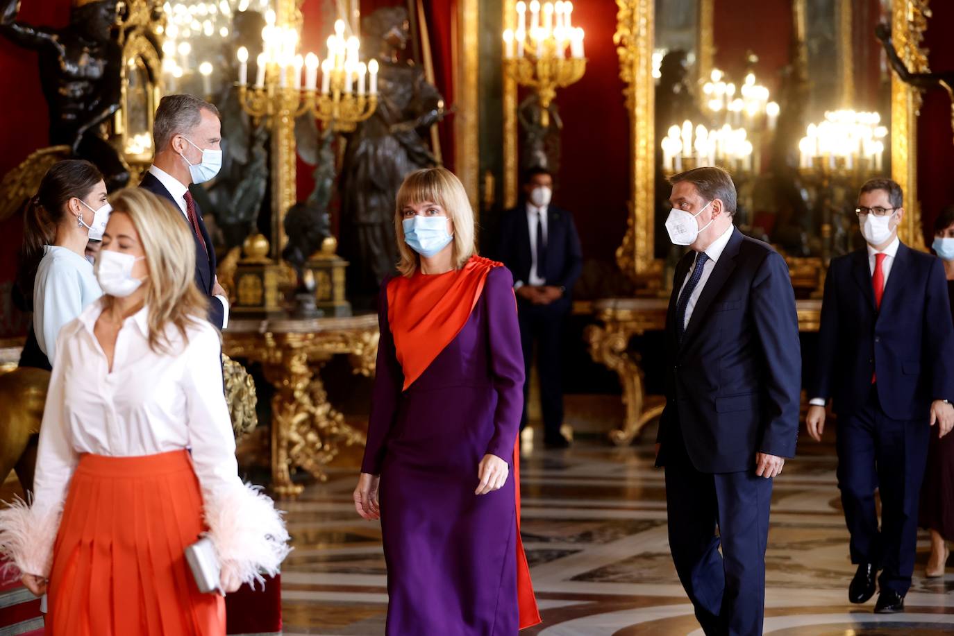 El Palacio Real de Madrid ha acogido la tradicional recepción que los Reyes ofrecen con motivo de la Fiesta Nacional y que el año pasado tuvo que suspenderse por la covid. Esta vez, el número inferior de invitados ha sido menor al habitual, unos 200, y ha sido imprescindible prescindir de bebidas y llevar la mascarilla para cumplir con las normas vigentes.