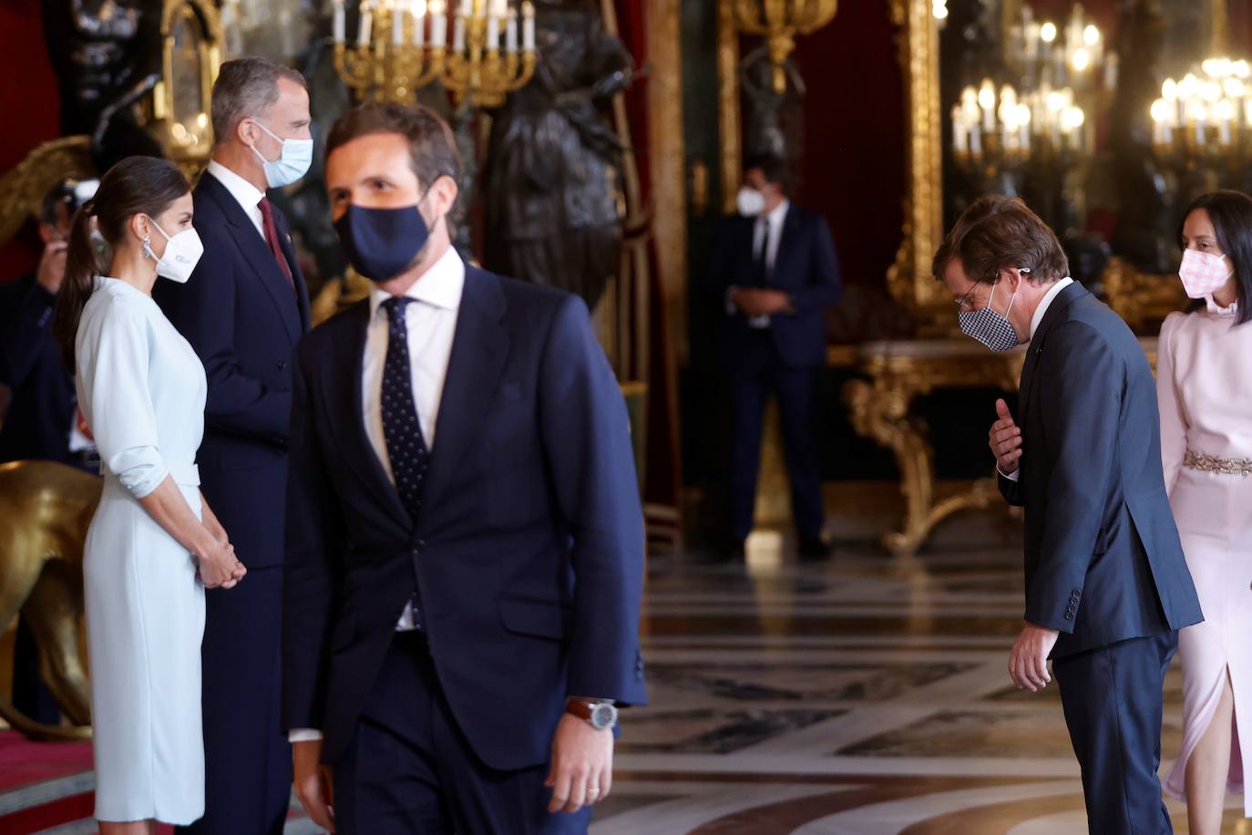 El Palacio Real de Madrid ha acogido la tradicional recepción que los Reyes ofrecen con motivo de la Fiesta Nacional y que el año pasado tuvo que suspenderse por la covid. Esta vez, el número inferior de invitados ha sido menor al habitual, unos 200, y ha sido imprescindible prescindir de bebidas y llevar la mascarilla para cumplir con las normas vigentes.