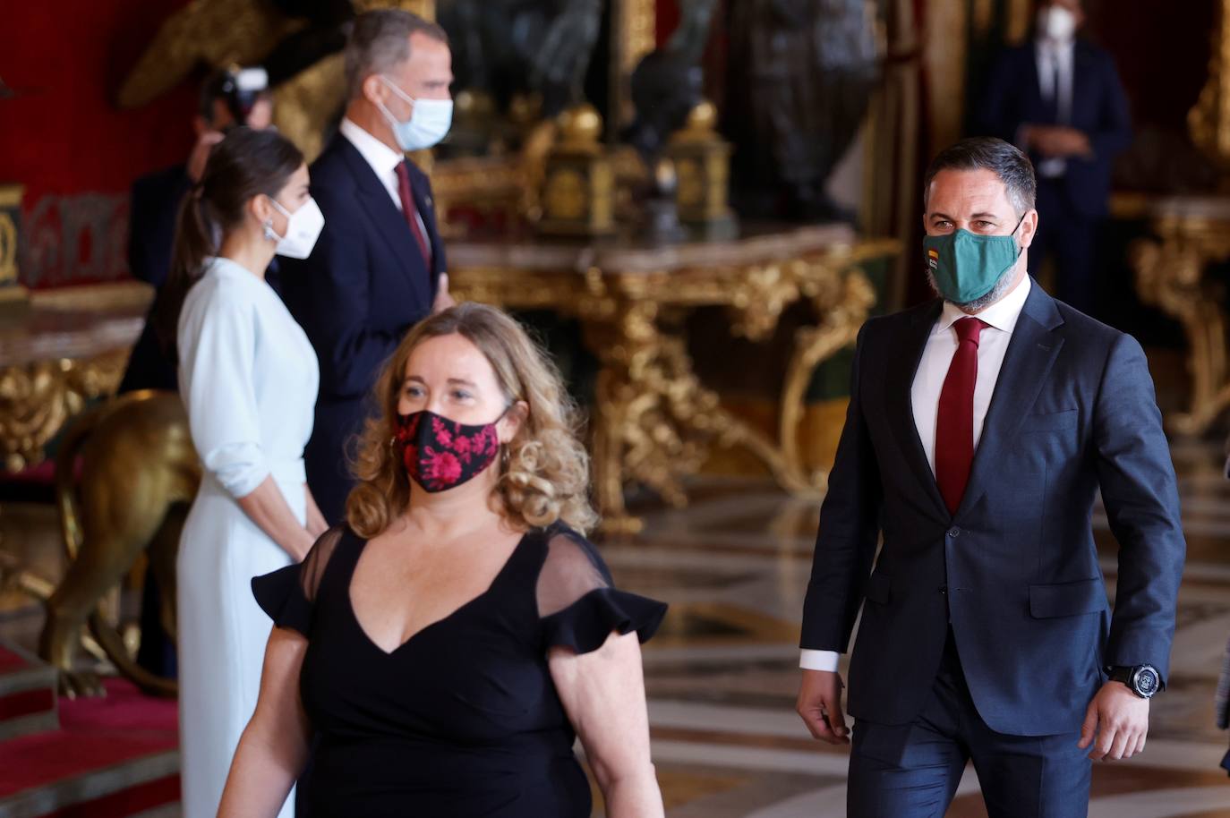 El Palacio Real de Madrid ha acogido la tradicional recepción que los Reyes ofrecen con motivo de la Fiesta Nacional y que el año pasado tuvo que suspenderse por la covid. Esta vez, el número inferior de invitados ha sido menor al habitual, unos 200, y ha sido imprescindible prescindir de bebidas y llevar la mascarilla para cumplir con las normas vigentes.