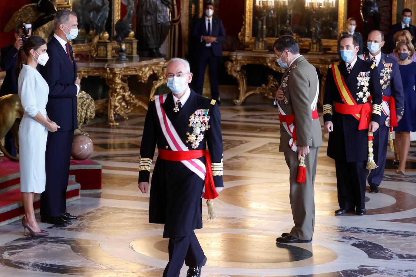 El Palacio Real de Madrid ha acogido la tradicional recepción que los Reyes ofrecen con motivo de la Fiesta Nacional y que el año pasado tuvo que suspenderse por la covid. Esta vez, el número inferior de invitados ha sido menor al habitual, unos 200, y ha sido imprescindible prescindir de bebidas y llevar la mascarilla para cumplir con las normas vigentes.