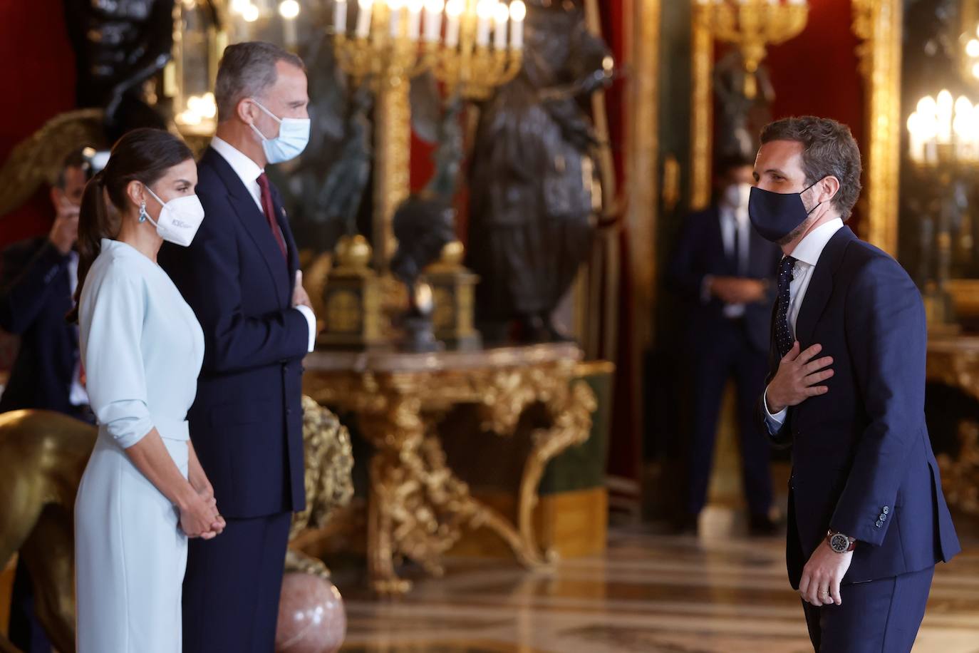 El Palacio Real de Madrid ha acogido la tradicional recepción que los Reyes ofrecen con motivo de la Fiesta Nacional y que el año pasado tuvo que suspenderse por la covid. Esta vez, el número inferior de invitados ha sido menor al habitual, unos 200, y ha sido imprescindible prescindir de bebidas y llevar la mascarilla para cumplir con las normas vigentes.