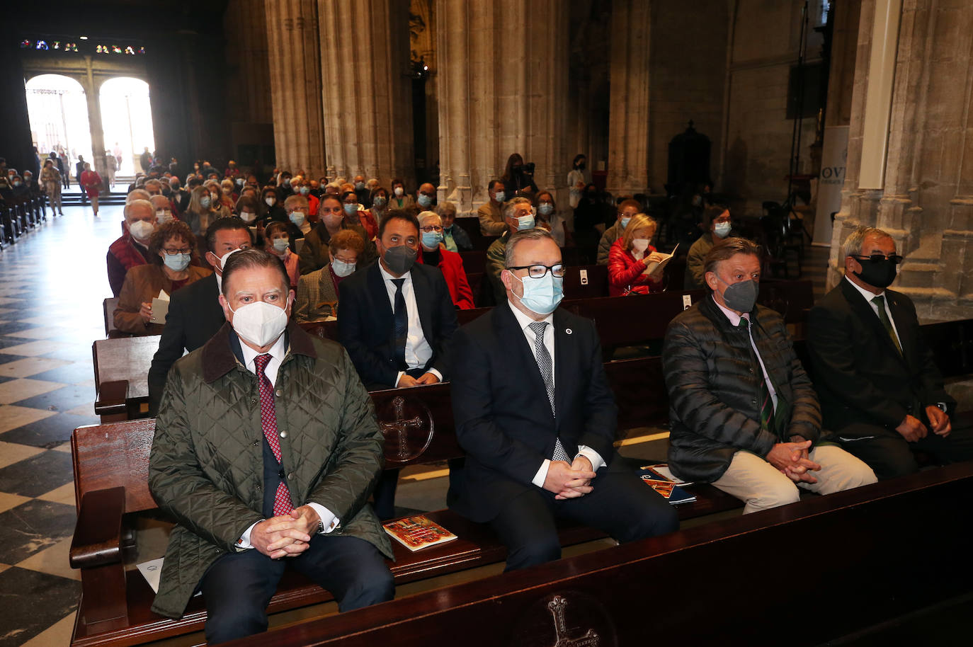 La Catedral de Oviedo celebra sus 1.200 años ante cientos de fieles con una misa en rito hispano-mozárabe presidida por la Cruz de los Ángeles en el altar mayor
