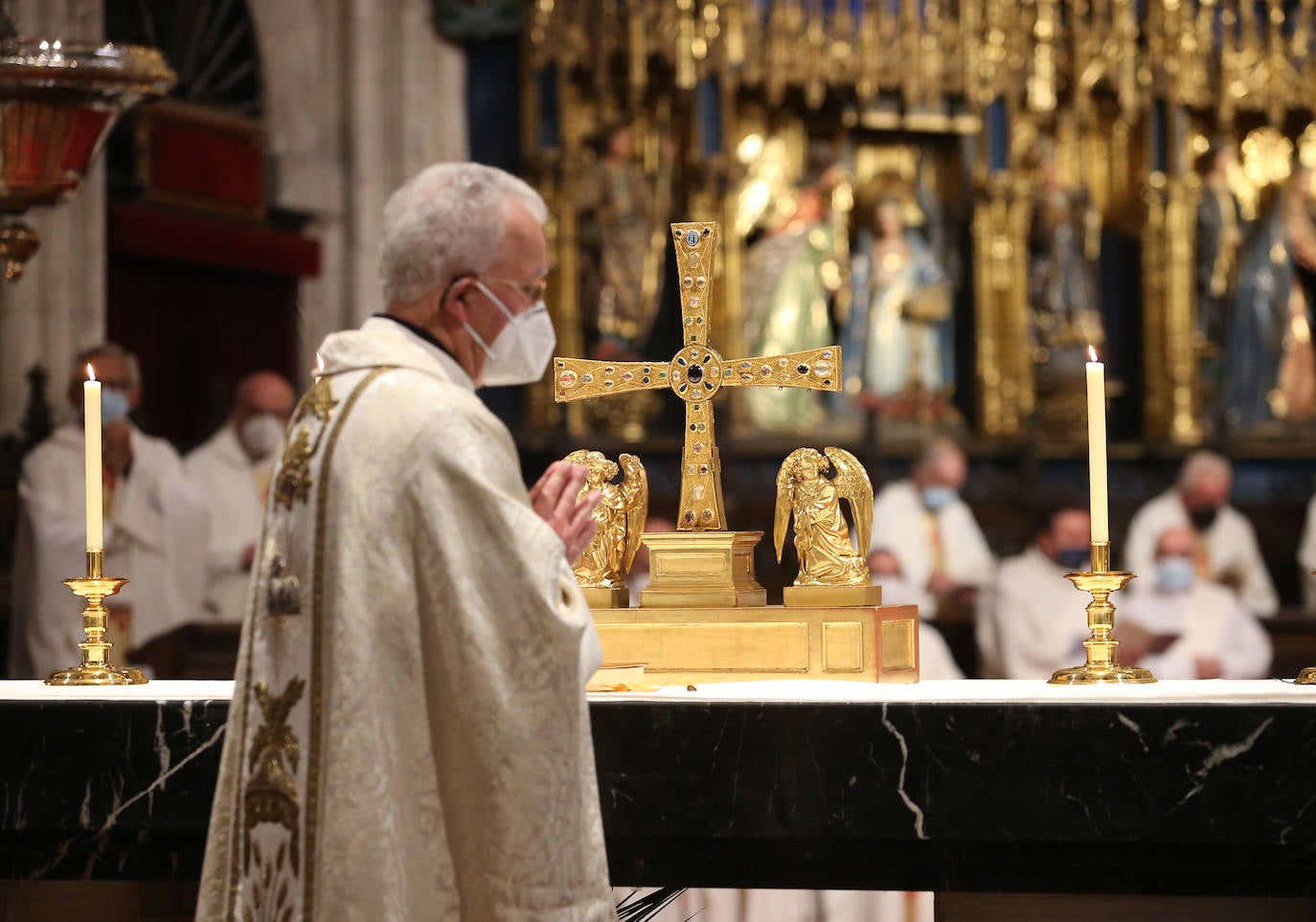 La Catedral de Oviedo celebra sus 1.200 años ante cientos de fieles con una misa en rito hispano-mozárabe presidida por la Cruz de los Ángeles en el altar mayor