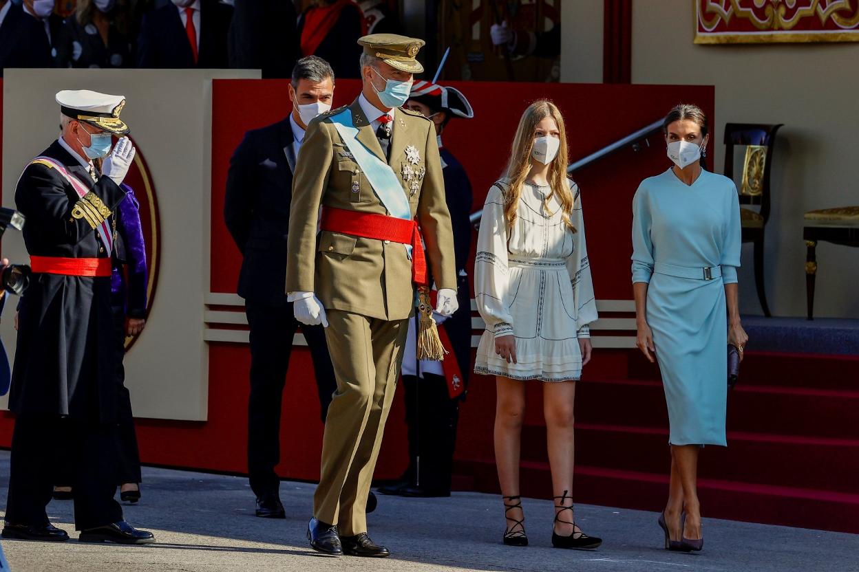 La infanta Sofía y la Reina Letizia, justo antes del desfile de la Fiesta Nacional. 