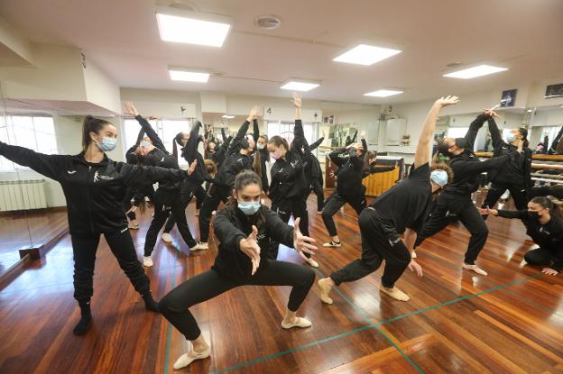 Los miembros del grupo de danza que participó en el 'talent show' ensayan en las instalaciones de la escuela, en la calle Conde del Real Agrado. 