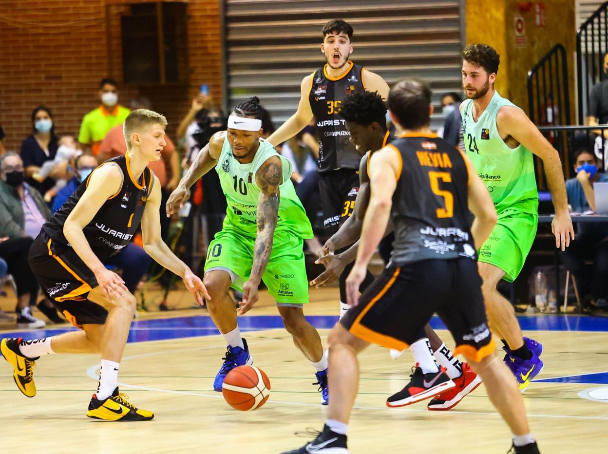 Mathieu Kamba avanza con el balón, rodeado por Beñat Hevia, Sidy Cissoko y Pavel Savkov. 