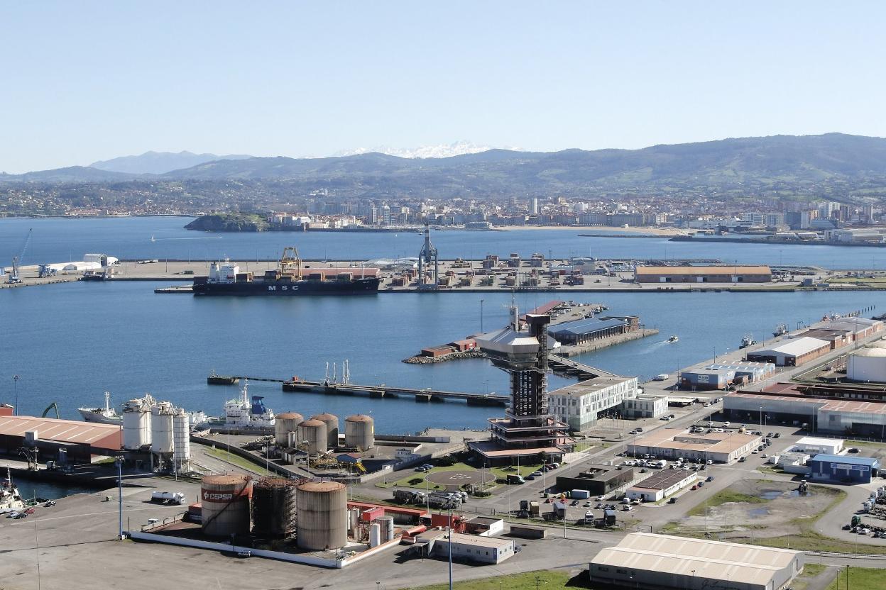 Panorámica de El Musel con la ciudad al fondo. 