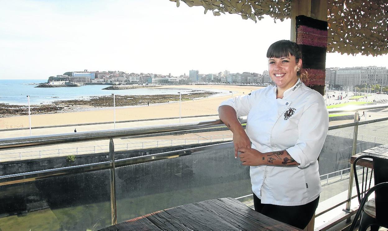 lara Rodríguez, en la terraza del Acuario de Gijón. 