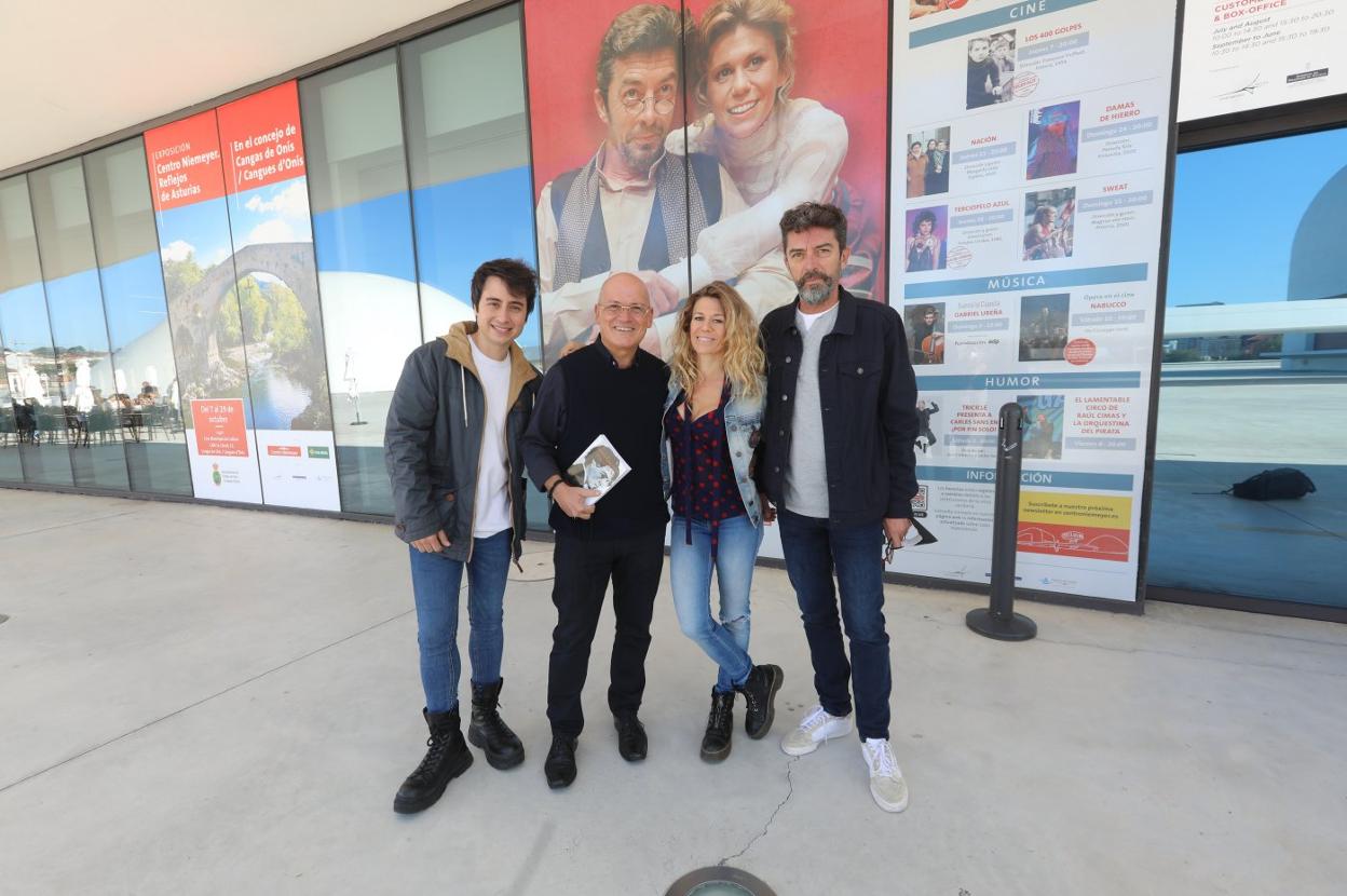El músico Víctor Lucas, el director Santiago Sánchez y los actores Rebeca Valls y José Manuel Casany. 