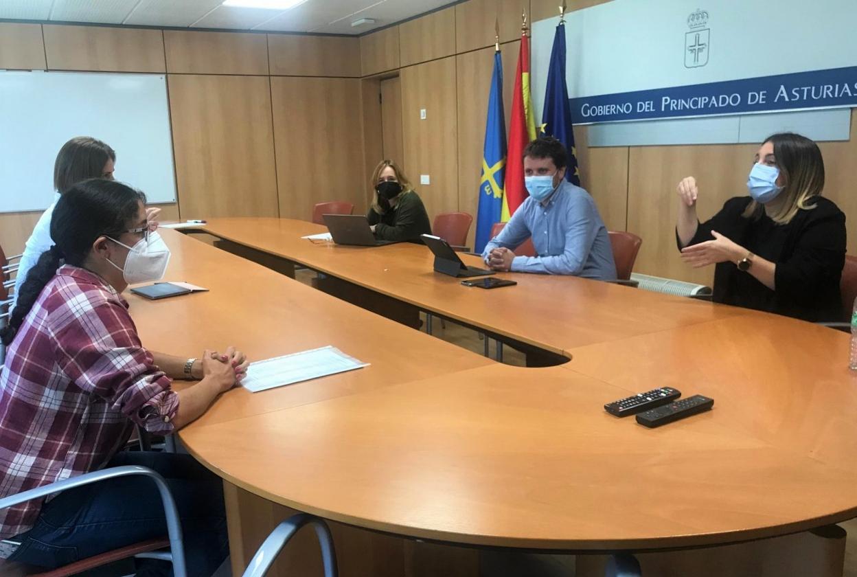 Ana Rubio, con una intérprete de lengua de signos, durante su reunión con representantes de la consejería. 