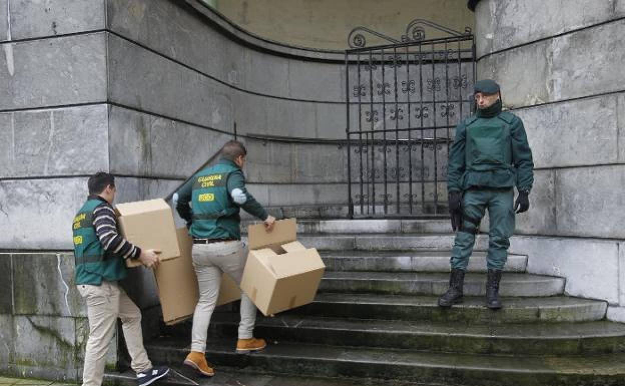 Agentes de la UCO de la Guardia Civil, en el registro efectuado en la sede de UGT Asturias en 2017. / 