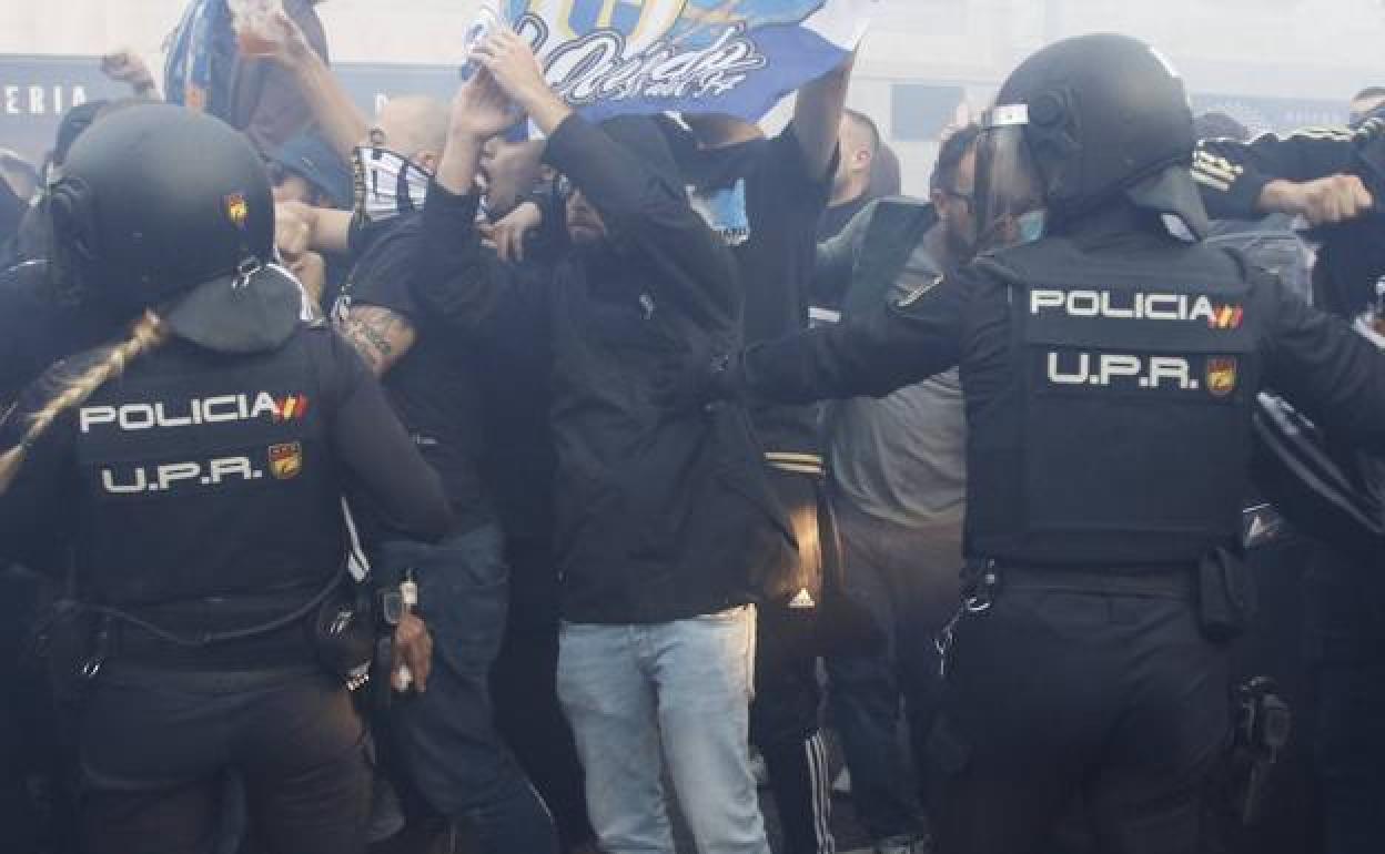 Policías durante el operativo del derbi.