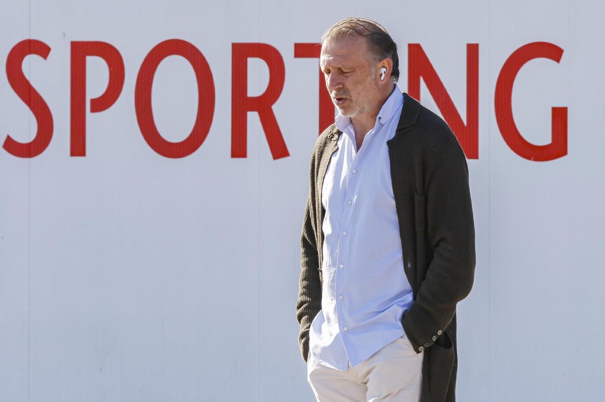 Javi Rico habla por teléfono mientras sigue el entrenamiento del Sporting en Mareo.