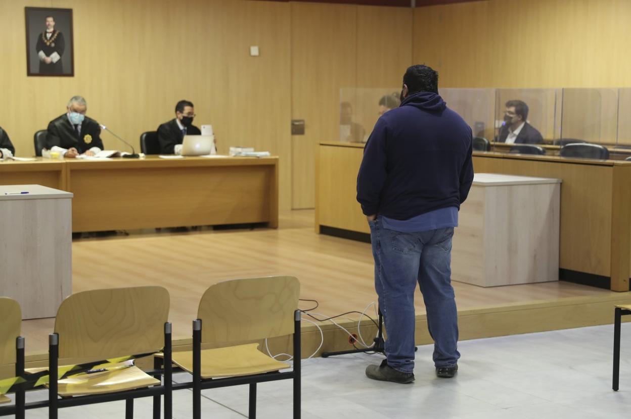 El acusado, ayer, durante el juicio en la Audiencia Provincial. 