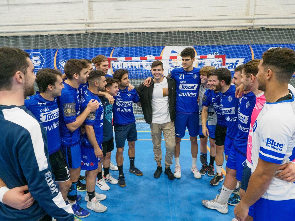 Jaime González, vestido de calle, arropado por sus compañeros antes de un entrenamiento en el polideportivo de La Magdalena. 