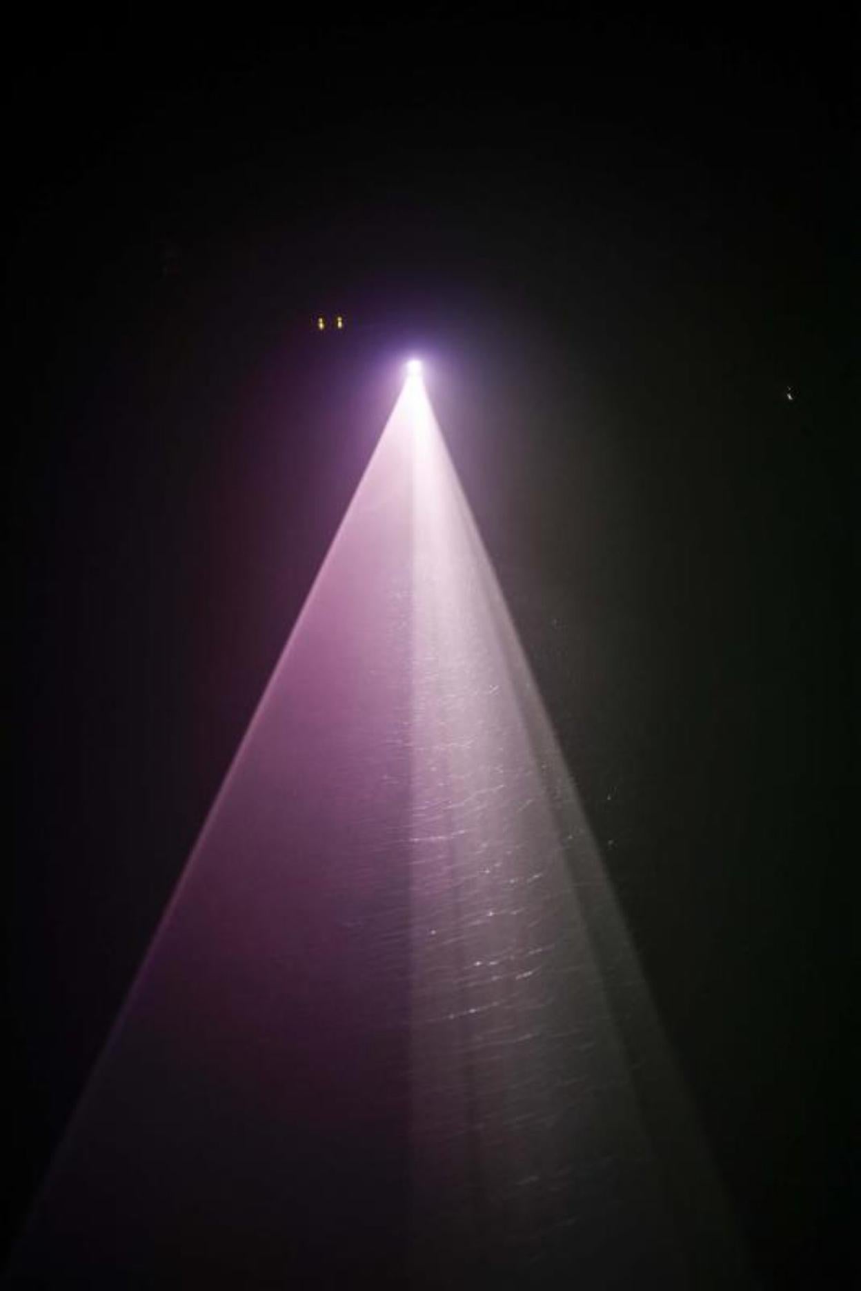 Arriba, Anthony McCall, ayer, en Mieres Centro Cultural. A la derecha, una de las obras que se exponen. 