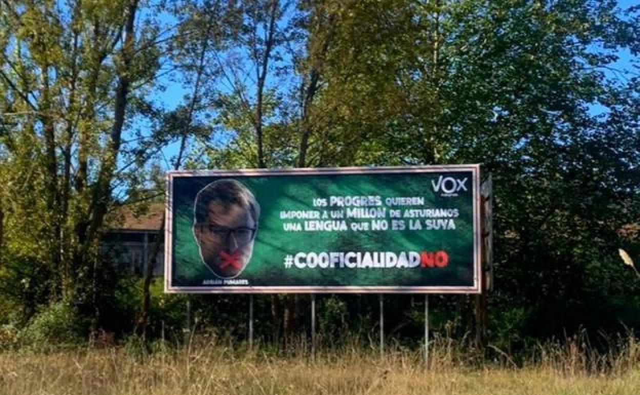 Una pancarta publicitaria colocada por Vox en la que se ve a Adrián Pumares con una 'X' en la boca y se puede leer un mensaje contra la cooficialidad del asturiano 