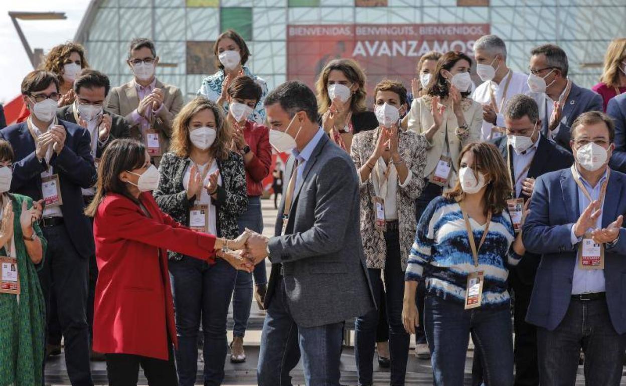 Pedro Sánchez saludo a Anne Hidalgo en la primera jornada del 40 Congreso Federal del PSOE. 