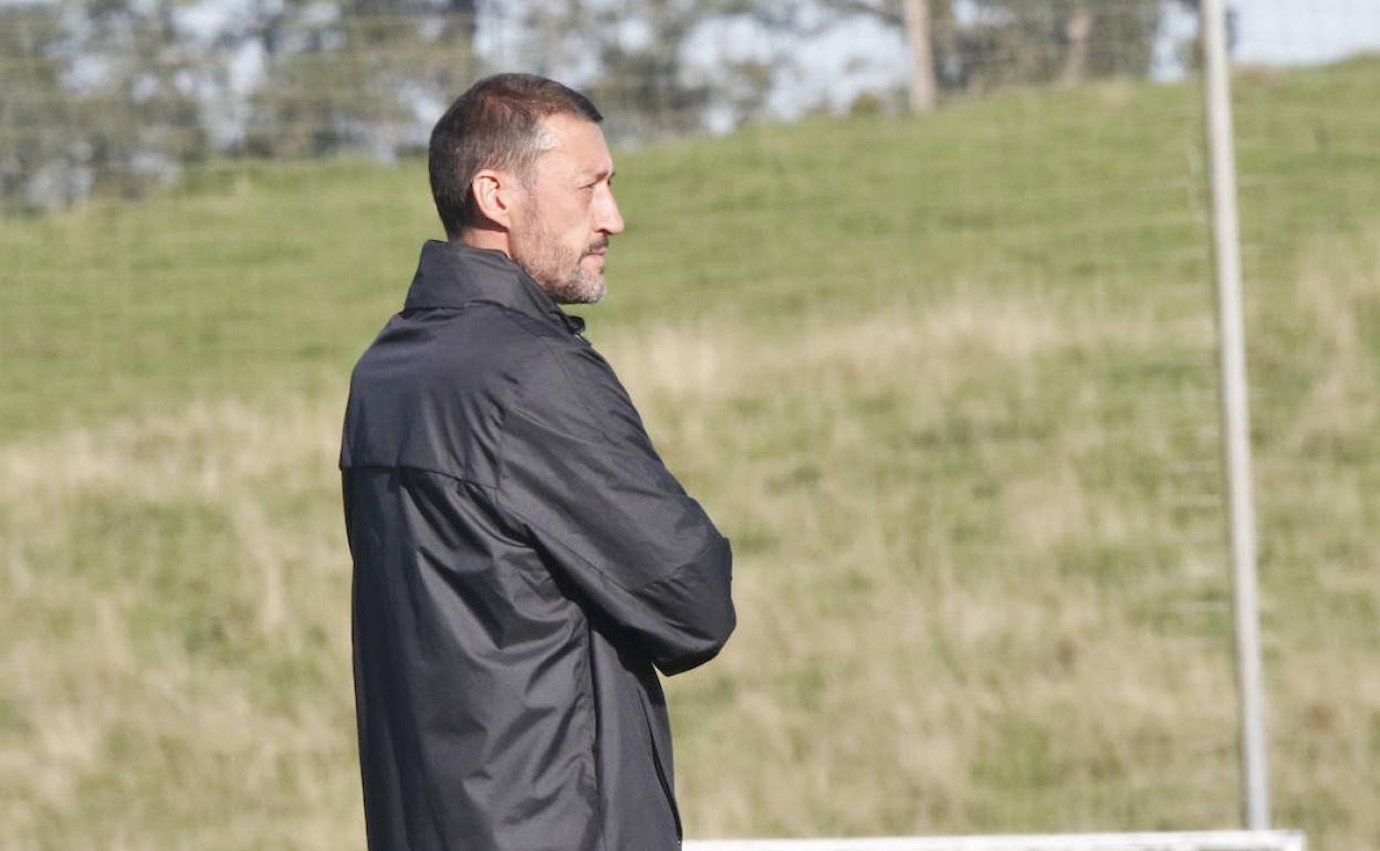 Sergio Sánchez en un entrenamiento del Sporting B. 