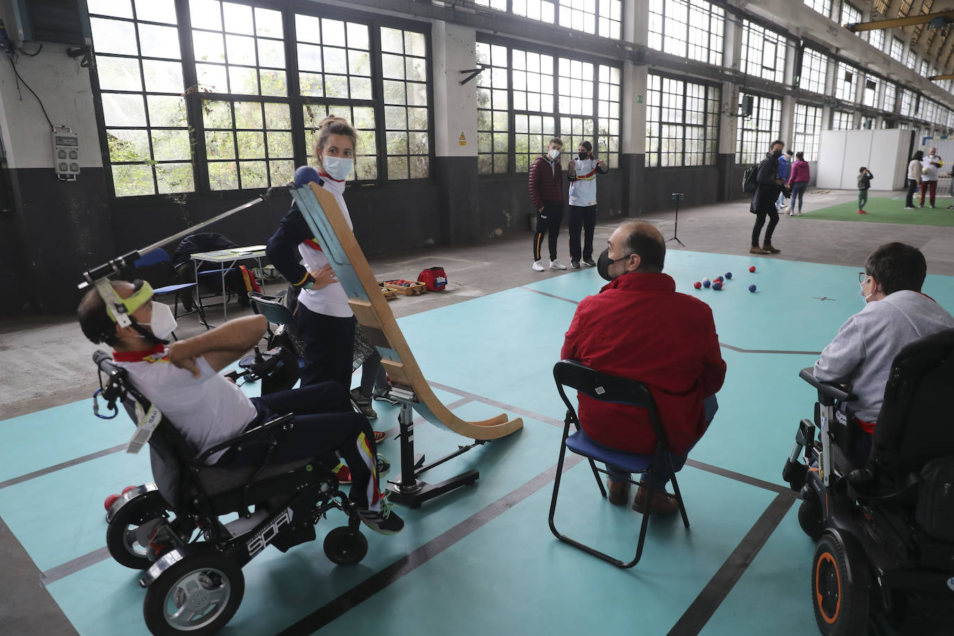 Los más pequeños han podido disfrutar ya de los minijuegos paralímpicos en la jornada de 'Homenaje a Teresa Perales' y del taller «Bolsas sobre la marcha» en el Espacio Steinem. Para los adultos también se han celebrado actividades como «Cuerpo consciente», inspirada en el libro 'Revolution from within' de la Premio Princesa de Asturias de Comunicación y Humanides 2021. 