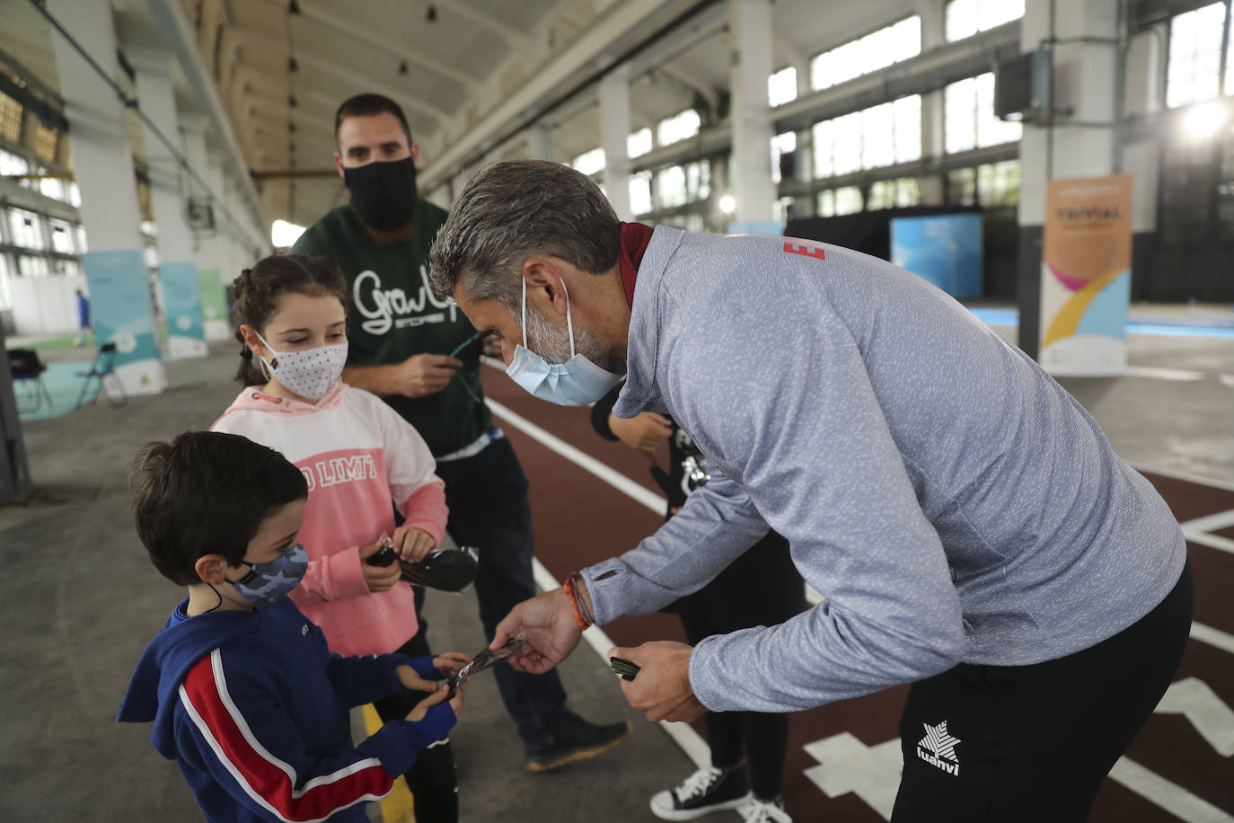 Los más pequeños han podido disfrutar ya de los minijuegos paralímpicos en la jornada de 'Homenaje a Teresa Perales' y del taller «Bolsas sobre la marcha» en el Espacio Steinem. Para los adultos también se han celebrado actividades como «Cuerpo consciente», inspirada en el libro 'Revolution from within' de la Premio Princesa de Asturias de Comunicación y Humanides 2021. 
