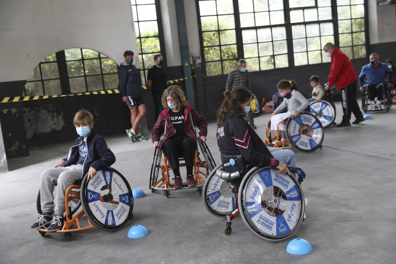 Los más pequeños han podido disfrutar ya de los minijuegos paralímpicos en la jornada de 'Homenaje a Teresa Perales' y del taller «Bolsas sobre la marcha» en el Espacio Steinem. Para los adultos también se han celebrado actividades como «Cuerpo consciente», inspirada en el libro 'Revolution from within' de la Premio Princesa de Asturias de Comunicación y Humanides 2021. 