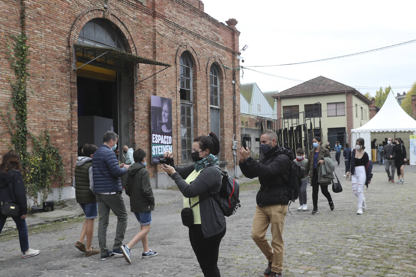 Los más pequeños han podido disfrutar ya de los minijuegos paralímpicos en la jornada de 'Homenaje a Teresa Perales' y del taller «Bolsas sobre la marcha» en el Espacio Steinem. Para los adultos también se han celebrado actividades como «Cuerpo consciente», inspirada en el libro 'Revolution from within' de la Premio Princesa de Asturias de Comunicación y Humanides 2021. 