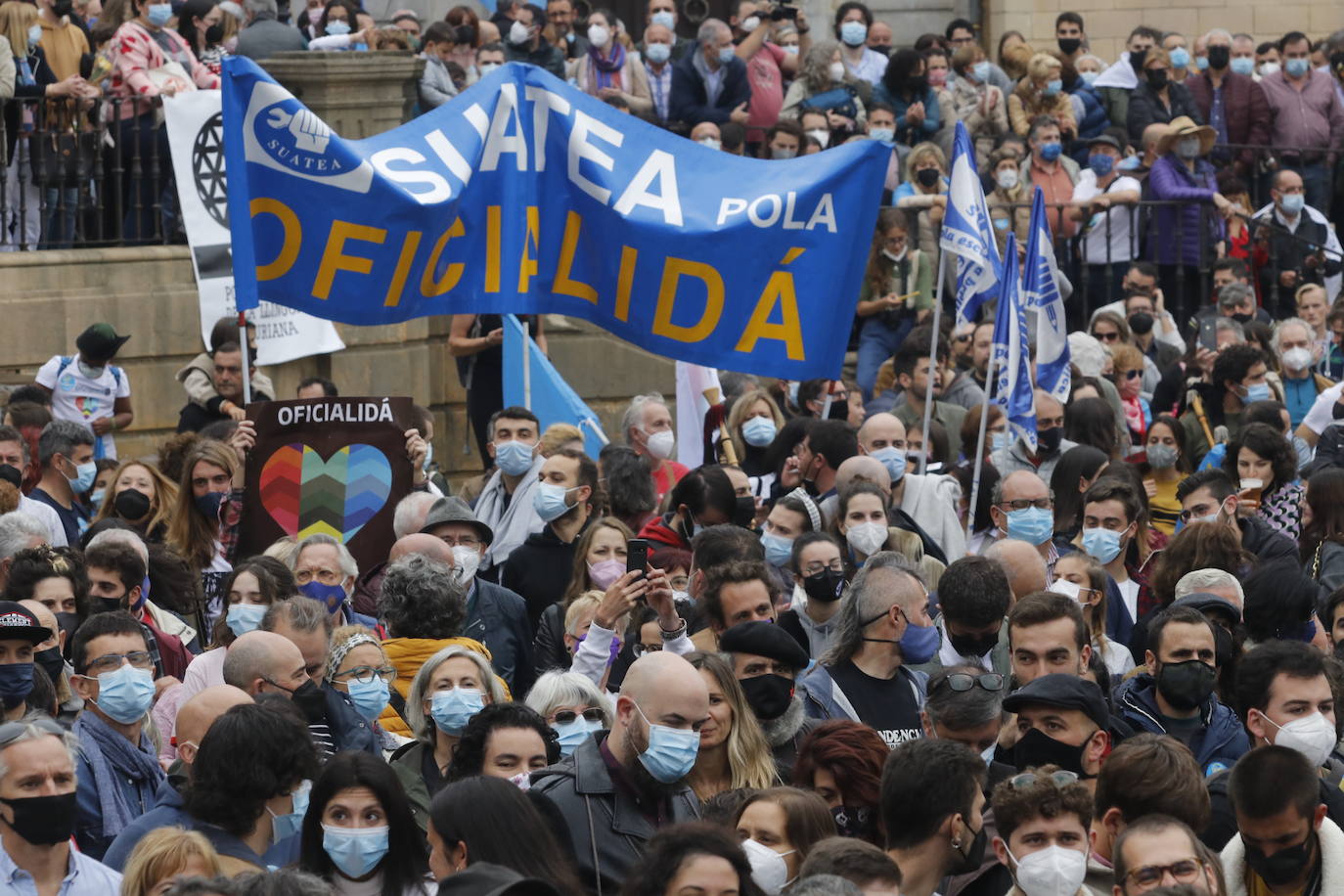 Miles de personas recorren el centro de Oviedo en la concentración por la oficialidad de la llingua. 